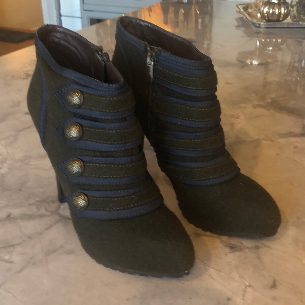 Also Heels, Hunter Green